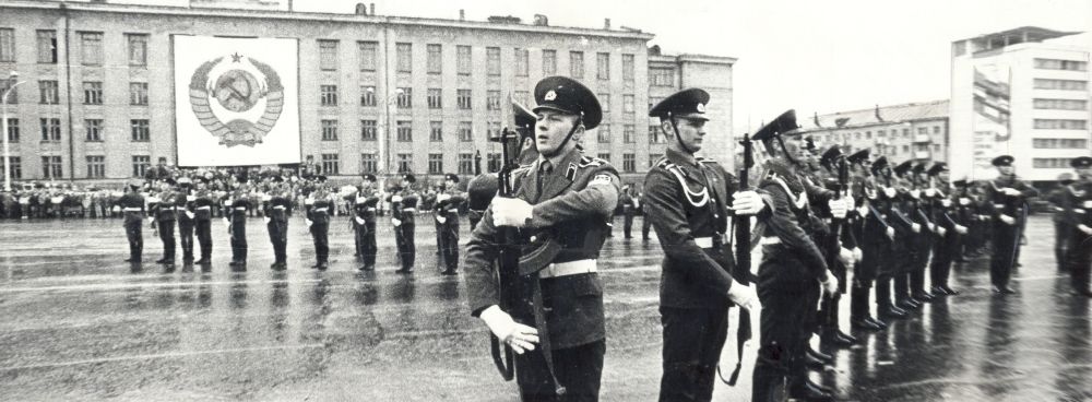 Парад войск Пермского гарнизона на Октябрьской площади в День Победы, 1986 г.