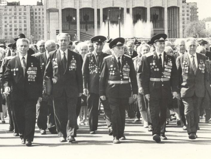 Группа ветеранов ВОВ во время шествия к памятнику Героям фронта и тыла в дни празднования 50-летия Победы.