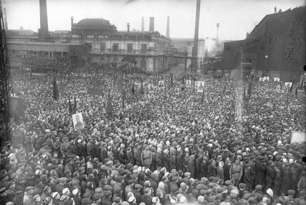 Митинг трудящихся завода им. Ленина в честь Дня Победы в Великой Отечественной войне, 9 мая 1945 г.