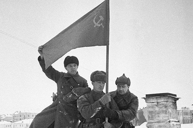 Солдаты водружают советское знамя в городе Калинине.