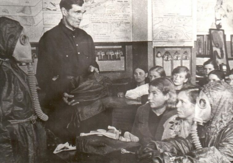 Занятия по противовоздушной и химической обороне в сыктывкарской школе, 1942 г.