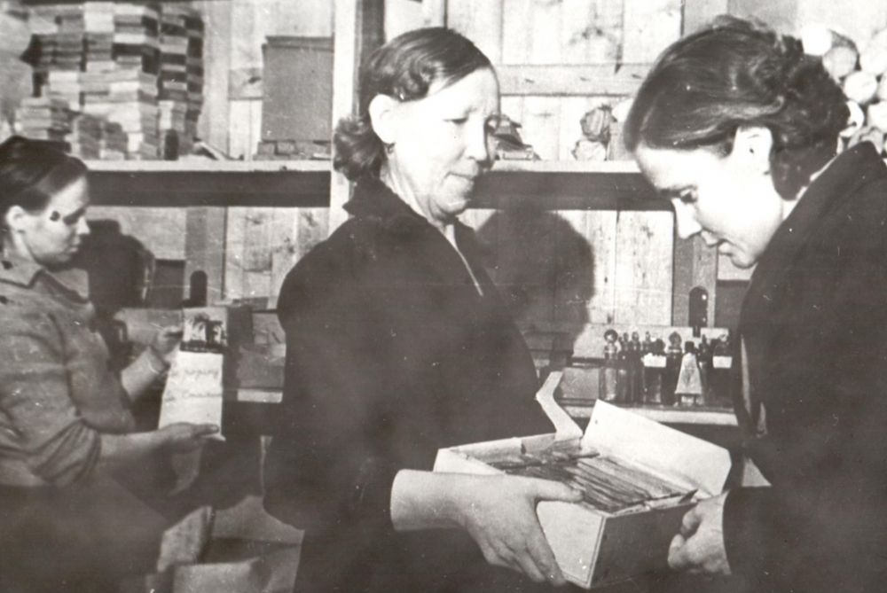 Отправка посылок на фронт с тёплой одеждой, Сыктывкар, 1941 г.