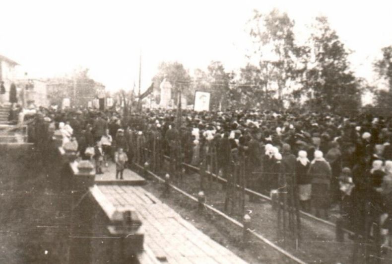 Митинг в парке имени Кирова в Сыктывкаре в первый день войны 22 июня 1941 г.