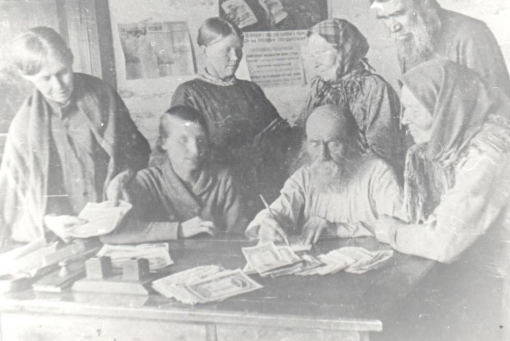 Сбор денег на боевую технику для армии в колхозе имени Сталина, 1942 г.