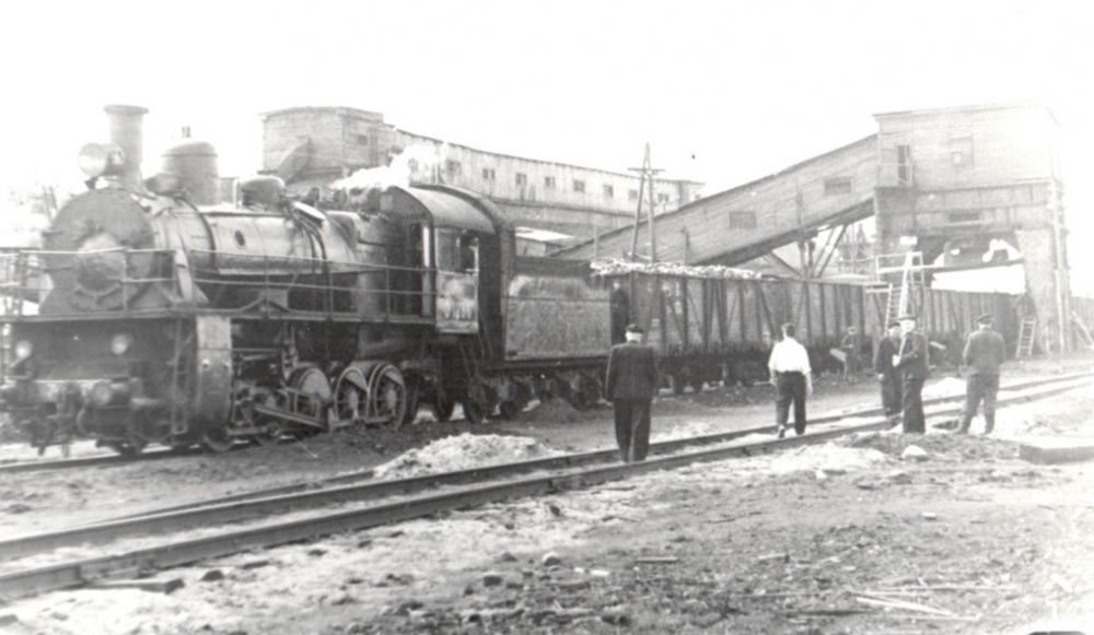 Погрузка баржи с углём для осаждённого Ленинграда, 1942 г.
