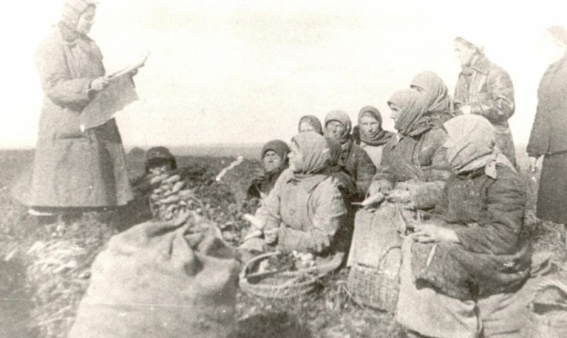 Агитатор сообщает колхозникам села Тентюково об освобождении Донбасса, сентябрь 1943 г.