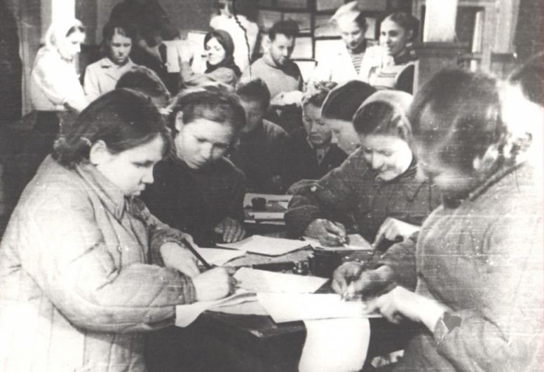 Учащиеся Сыктывкарского ремесленного училища пишут письма бойцам на фронт, 1941 г.