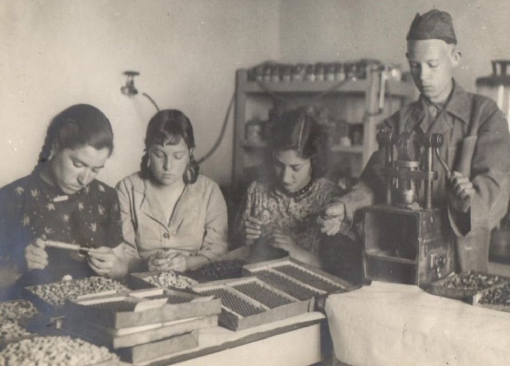 Помощь школьников фронту: изготовление газовых горелок, 1944 г.