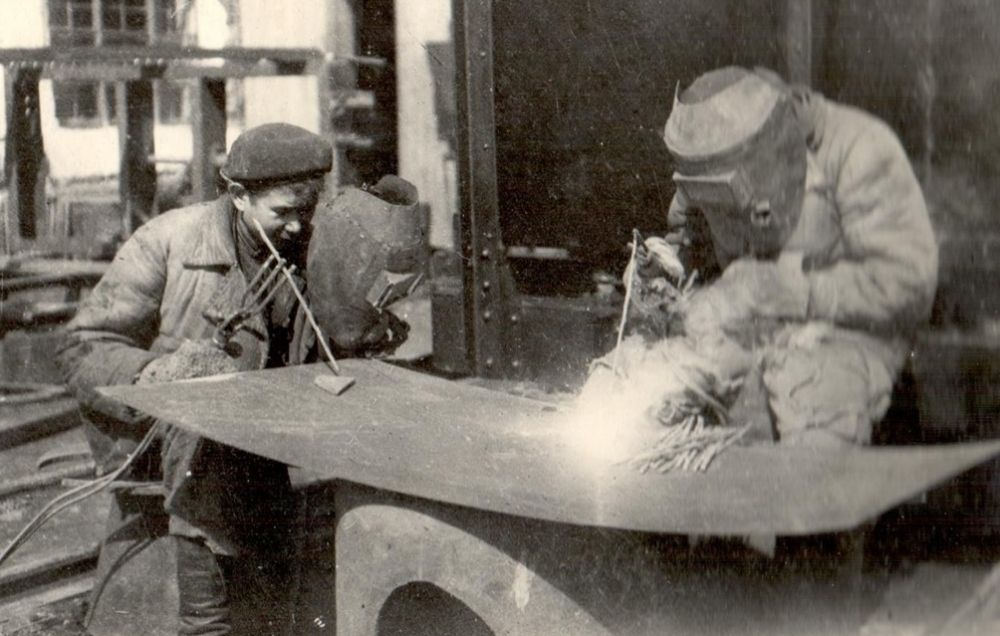Юные электросварщики Ухтинского ремонтно-механического завода, 1944 г.