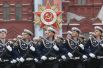 Военнослужащие на военном параде на Красной площади.