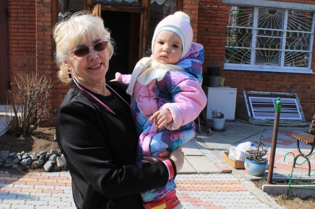 Мая Костина со своей внучкой