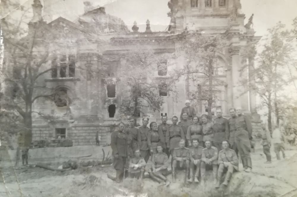 Фото дошедших до Рейхстага и сфотографировавшихся на фоне него советских солдат в мае 1945 года передал в музей Вячеслав Кухаренко. На фото: четвертый справа в первом ряду - его отец Михаил Кузьмич.