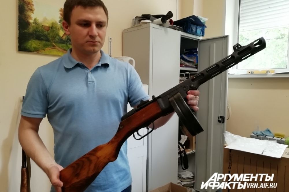 Пулемет ППШ-41 образца 1945 года и винтовка Мосина образца 1929 года широко использовались в Великую Отечественную войну. Эти экспонаты подлинные, правда, только охолощенные, то есть их уже нельзя использовать по назначению.