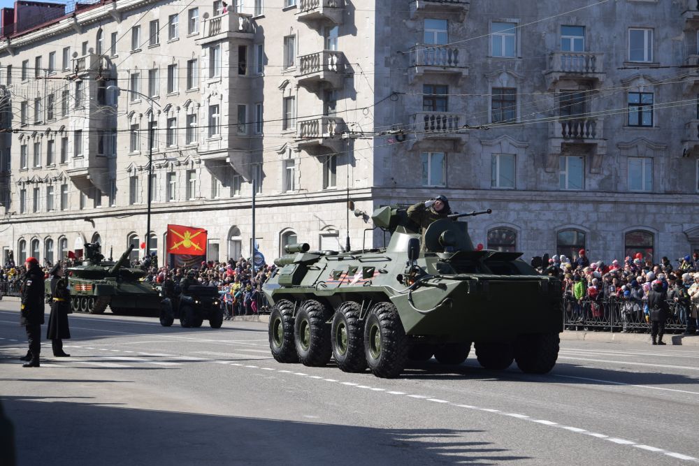 На параде была представлена современная военная техника. 