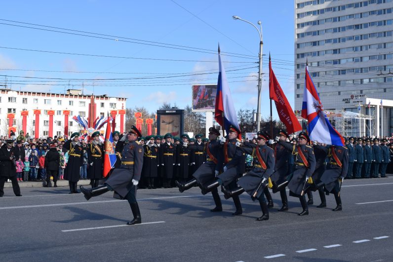 По проспекту Ленина военнослужащие пронесли Знамя Победы.