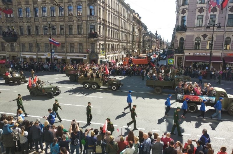 Ветеранов и блокадников провезли по Невскому проспекту под звуки военных маршей