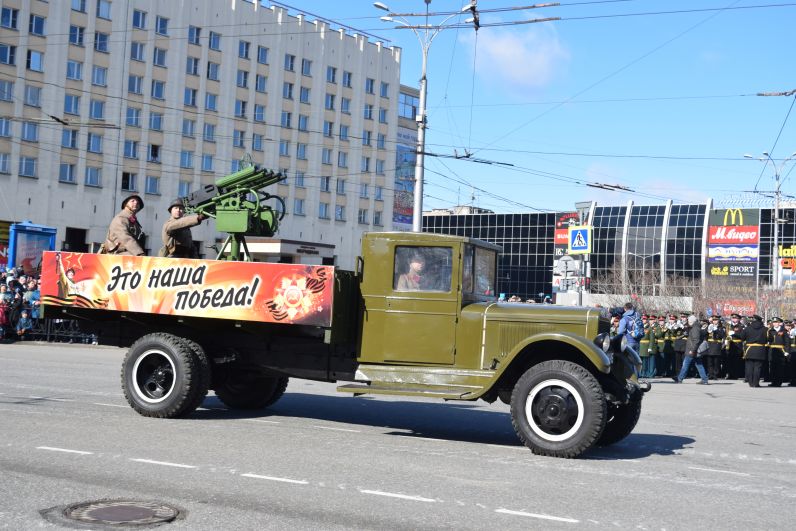 На параде в Мурманске была представлена техника военных лет.