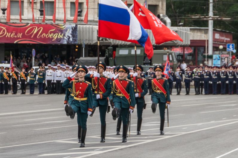 Более двух с половиной тысяч военнослужащих и 70 единиц военной техники прошли парадом по главной площади донской столицы.
