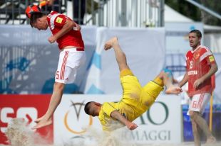 Сборная Украины по пляжному футболу разгромно уступила России