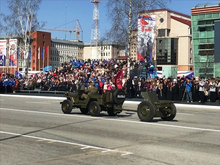 Самой красочной частью парада стало движение военной техники.