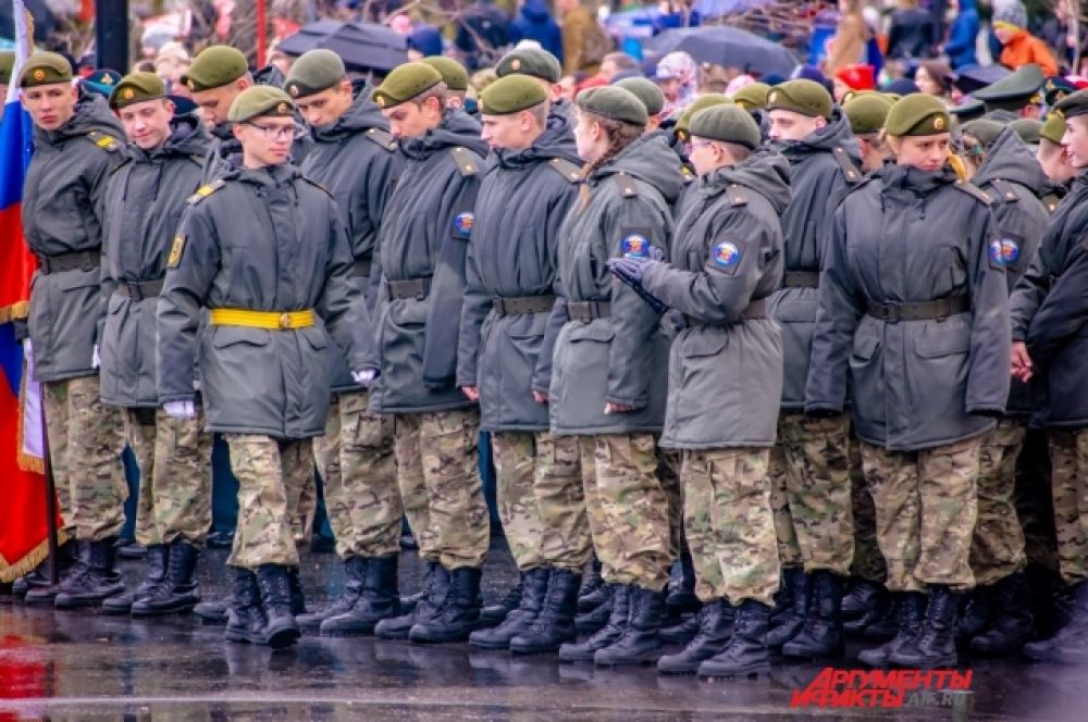 После митинга у мемориала «Вечного огня» представители силовых структур выстроились у сквера.