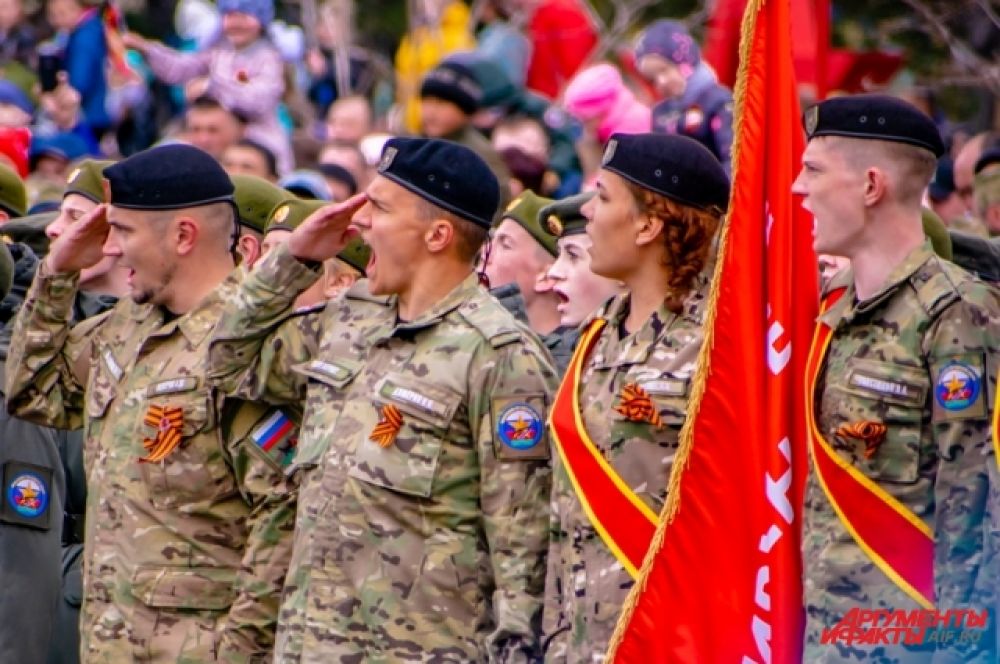 В параде приняли участие войска Иркутского гарнизона, бойцы Юнармии, курсанты и другие представители силовых структур.