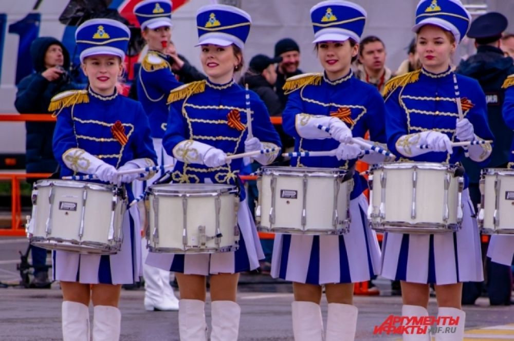 Затем люди увидели показательное выступление барабанщиц – курсанток Восточно-Сибирского Института МВД России.
