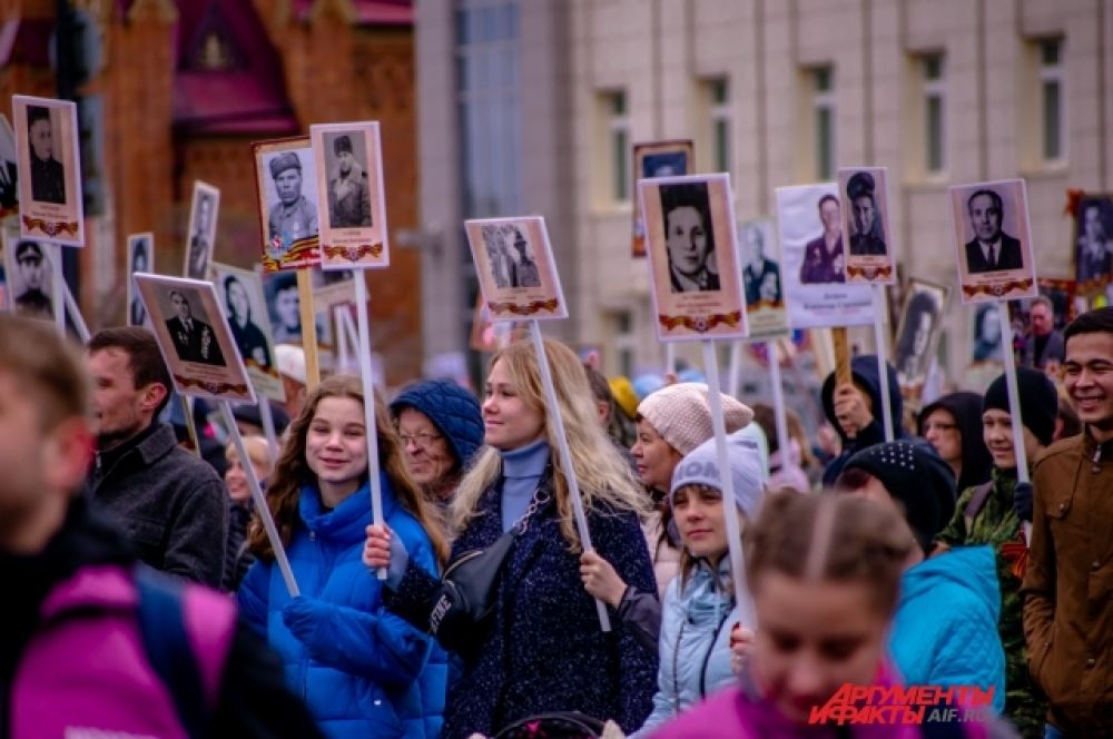 В завершение перед сквером прошёл Бессмертный Полк.