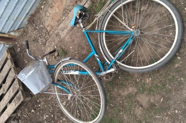 В Тюмени мальчик на велосипеде едва не попал под колеса внедорожника