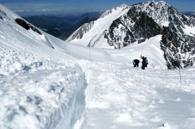 Поиски туристов, попавших под лавину в горах Алтая, приостановили на полтора месяца.