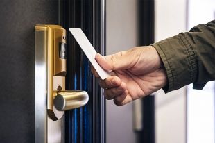 В Украине гостиницы оборудуют бесконтактными карточками для входа