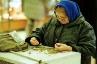 Каждый год в преддверии 9 Мая пенсионерка (инвалид II группы) получает выплату – одну тысячу рублей. Но в этот раз чиновники решили отставить бабушку без неё.