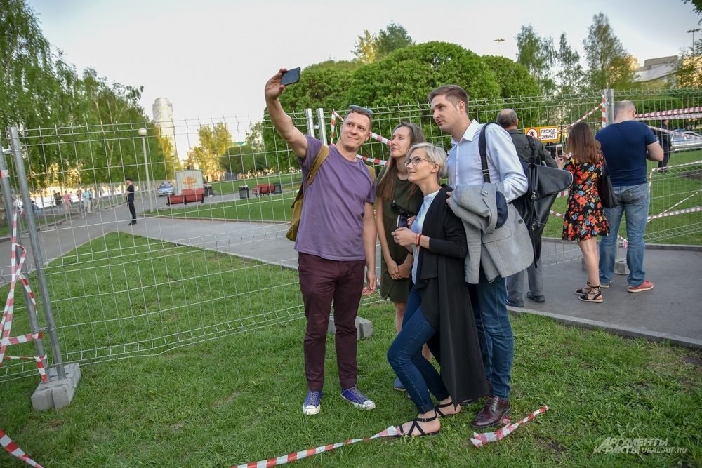 Люди делали селфи и активно подключались к хороводу.