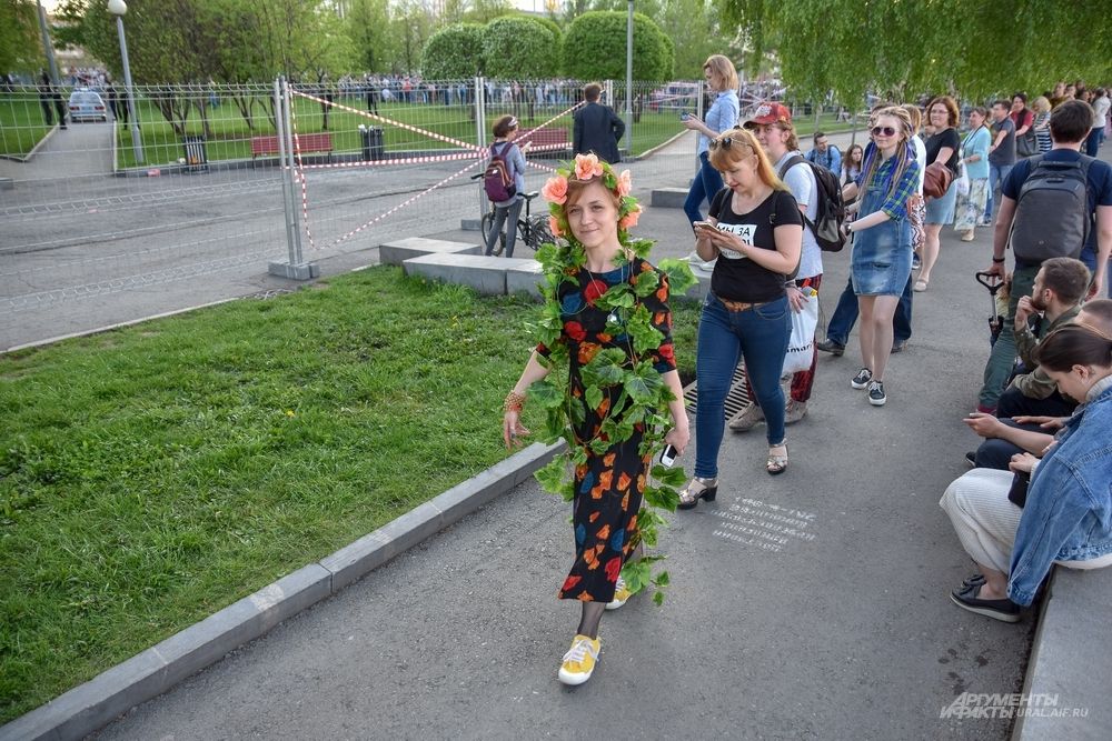 В итоге образовалась длинная вереница из людей.