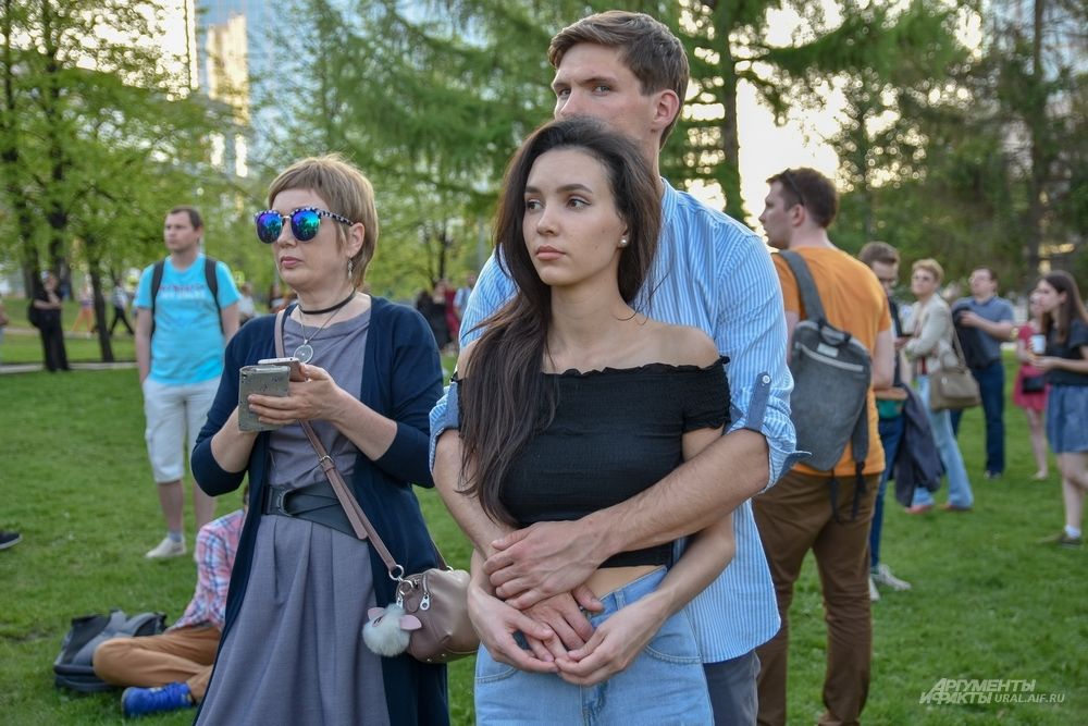 Люди приходили парами, семьями, были и дети.