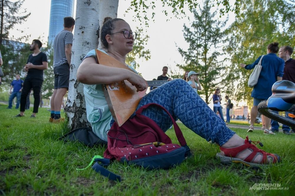 Даже играли на балалайке с задорными песнями.
