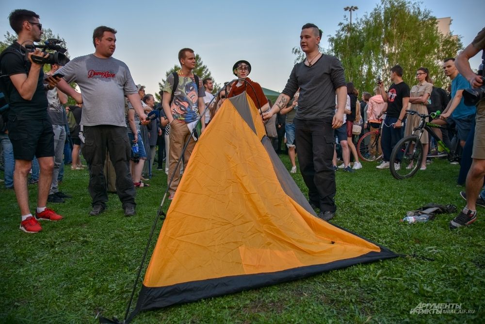Горожане принимают решение поставить палатку на осажденной территории.