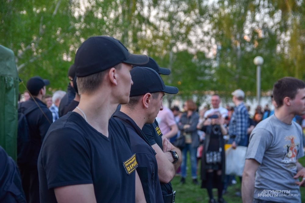 Сотрудники ЧОП организованно окружают некую зеленую палатку.