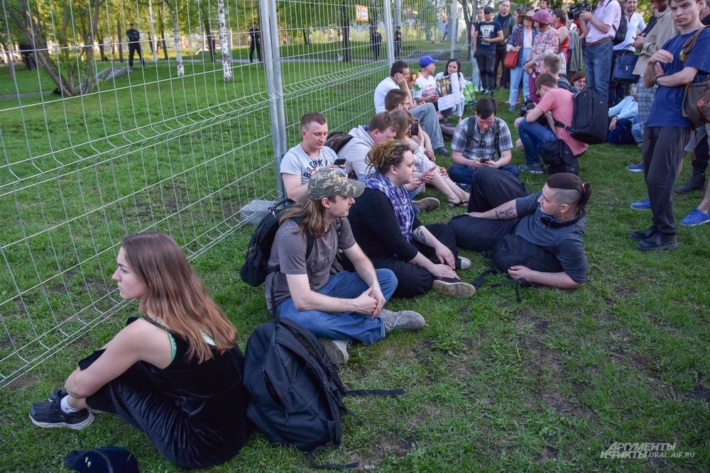 И просто сидели, занимаясь своими делами.