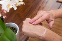 Воздействие воды на кожу рук в руки