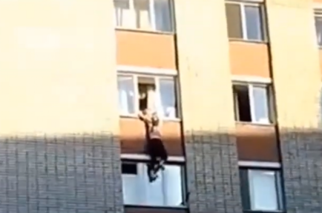 Ребенок упал с мамой. Выпал из окна Нижнекамск.. Младенец падает с 7 этажа.