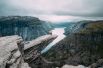 Язык Тролля. Кажется, что это фото, сделанное на горе Скьеггедаль в Норвегии, наполнено уединением и покоем.