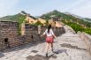 Великая Китайская стена. Фотографию девушки, в одиночестве прогуливающейся по Великой Китайской стене, можно с легкостью найти в любом фотостоке или тревел-блоге.