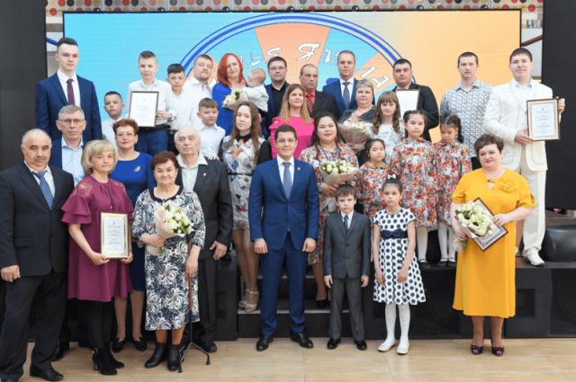 Лауреаты премии «Семья Ямала» получили сертификаты на 250 тысяч рублей