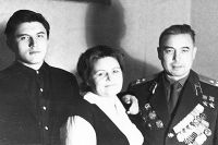 М.Гареев с женой Галиной и младшим сыном Евгением, Уфа, 1965.