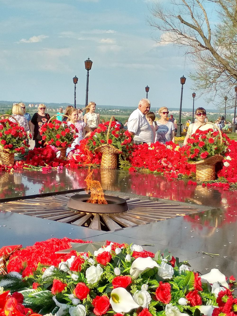 Цветы у Вечного огня в память о погибших.