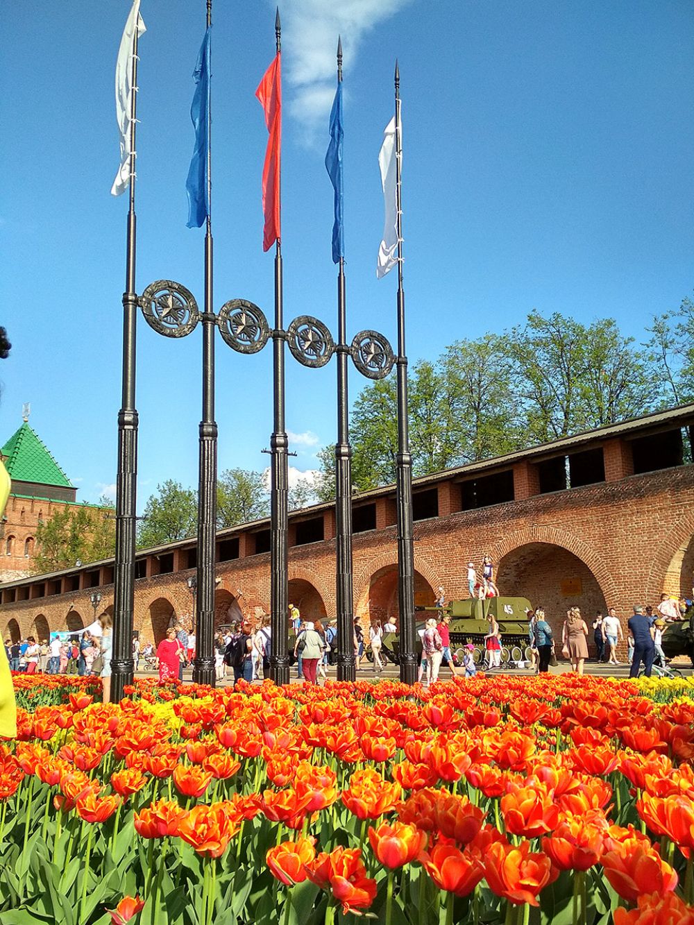 Колышатся под ветром флаги, и склоняют свои головы тюльпаны.
