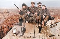 Боевое дежурство под Урус-Мартаном, осень 1999 года. Александр Филиппов на переднем плане (в шапке и очках).