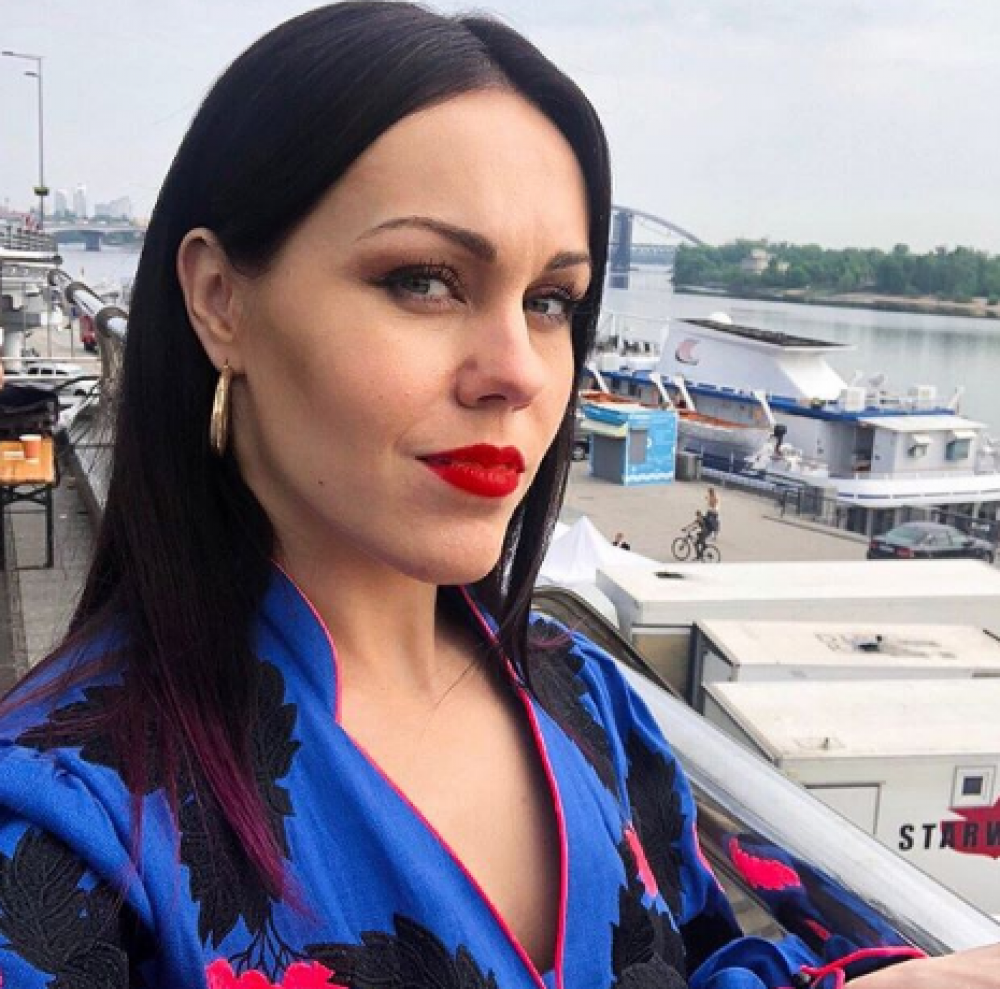 Алеша, как и ее супруг Тарас Тополя, также поздравила подписчиков с праздником и подписала фото: "Наші національні атрибути — наш абсолютний скарб. Дуже тішить, що з кожним роком все більше людей свідомо стають часткою цього скарбу!"