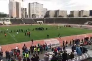 Во время футбольного матча в Виннице болельщики начали избивать судью